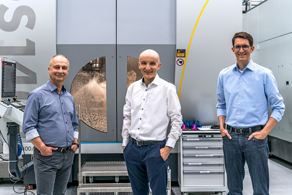 Gruppenbild mit den drei Forschern von Fraunhofer IOF, ZEISS und TRUMPF.