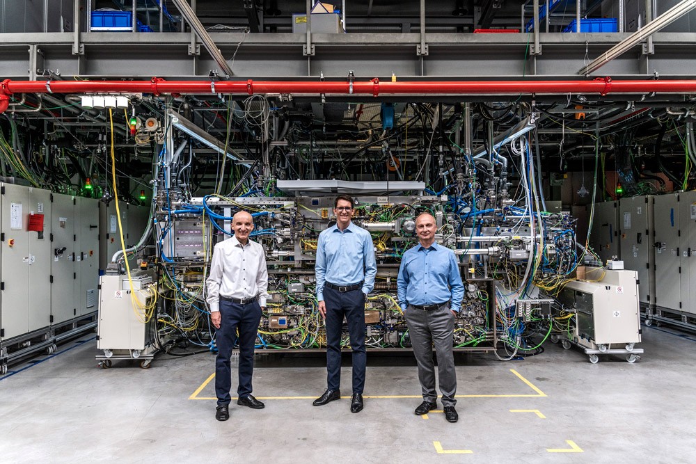 Das Experten-Team vor dem weltweit stärksten gepulsten Industrielaser. Das Entwicklerteam vor dem Aufbau eines Industrielasers in der Größe eines Kleintransporters.