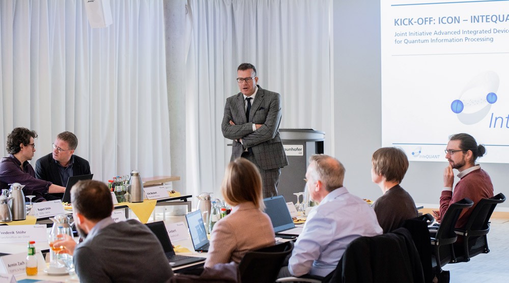 Prof. Andreas Tünnermann (Institutsleiter Fraunhofer IOF) spricht einleitende Worte zu den Forschenden des IQOQI und des Fraunhofer IOF beim Kick-Off von InteQuant.