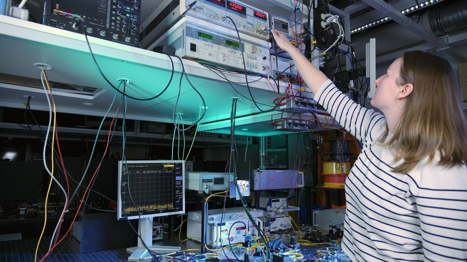 Eine Forscherin im Labor des Max-Planck-Instituts für die Physik des Lichts konfiguriert das Gesamtsystem zum Austausch von Quantenschlüsseln.