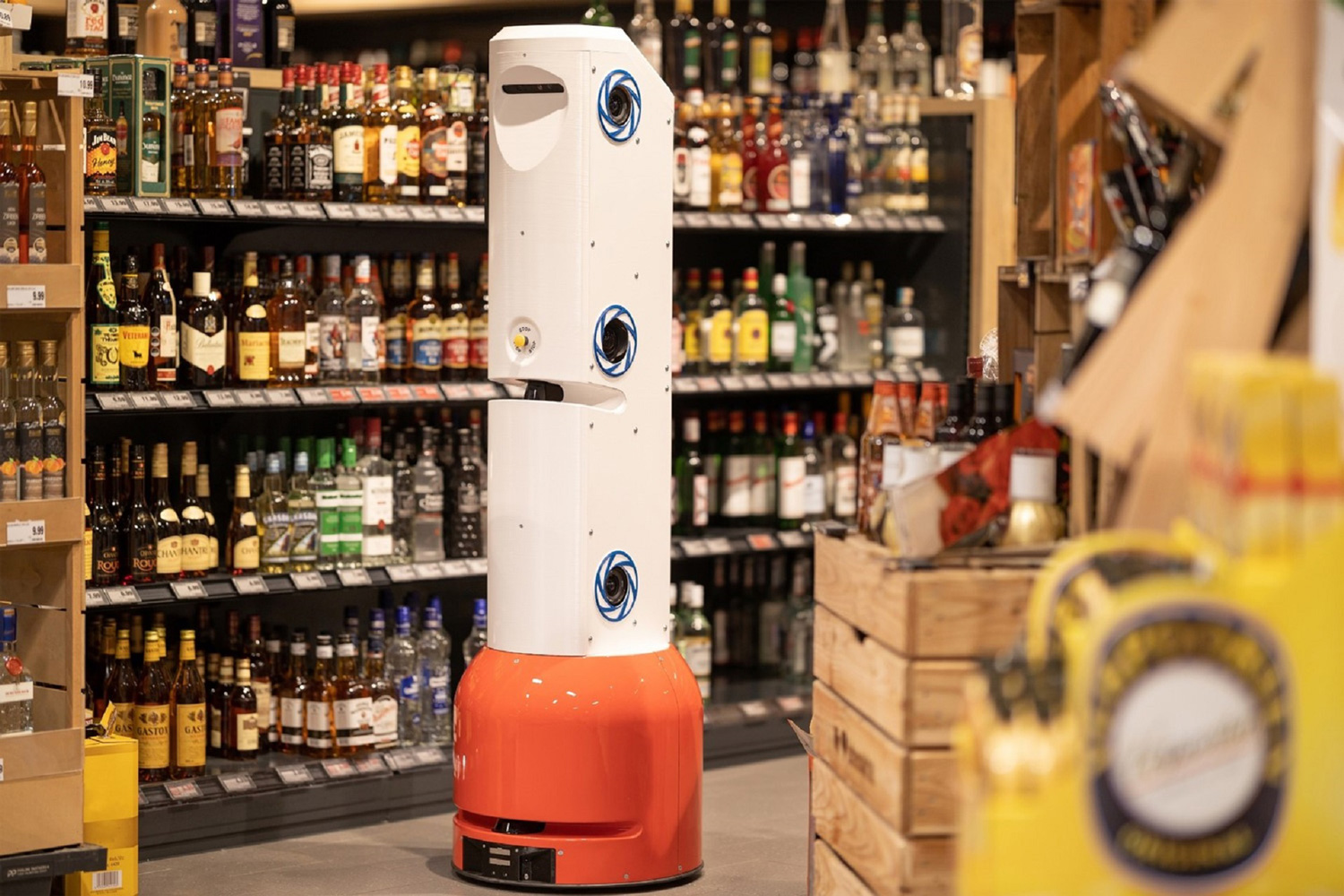 Der Roboter ROTATOR neben einem Warenregal im Supermarkt.