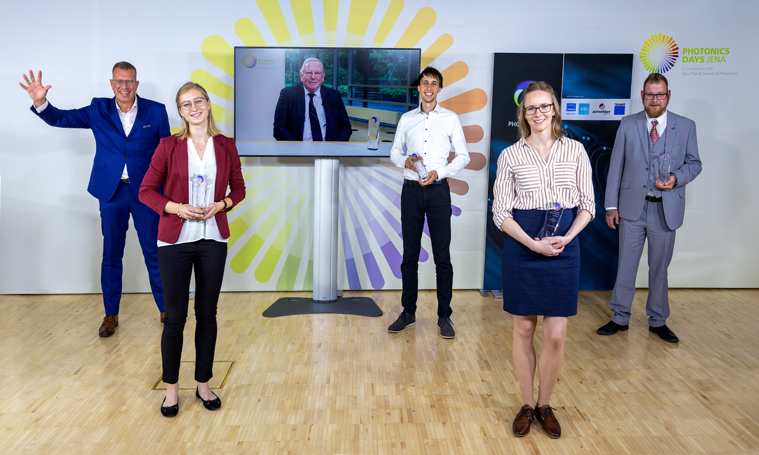 Gruppenfoto mit den Preistragenden des Applied Photonics Award 2021, Fraunhofer IOF Institutsleiter Prof. Andreas Tünnermann und Nobelpreisträger Prof. Reinhard Genzel.