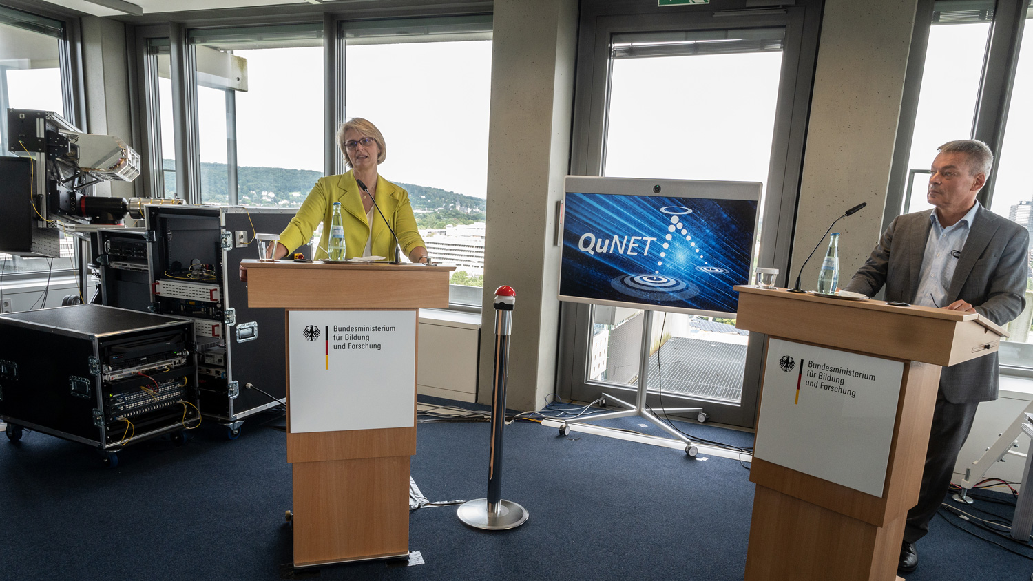 Anja Karliczek (BMBF) und Martin Schell (Fraunhofer HHI) bei der Pressekonferenz im BMBF.