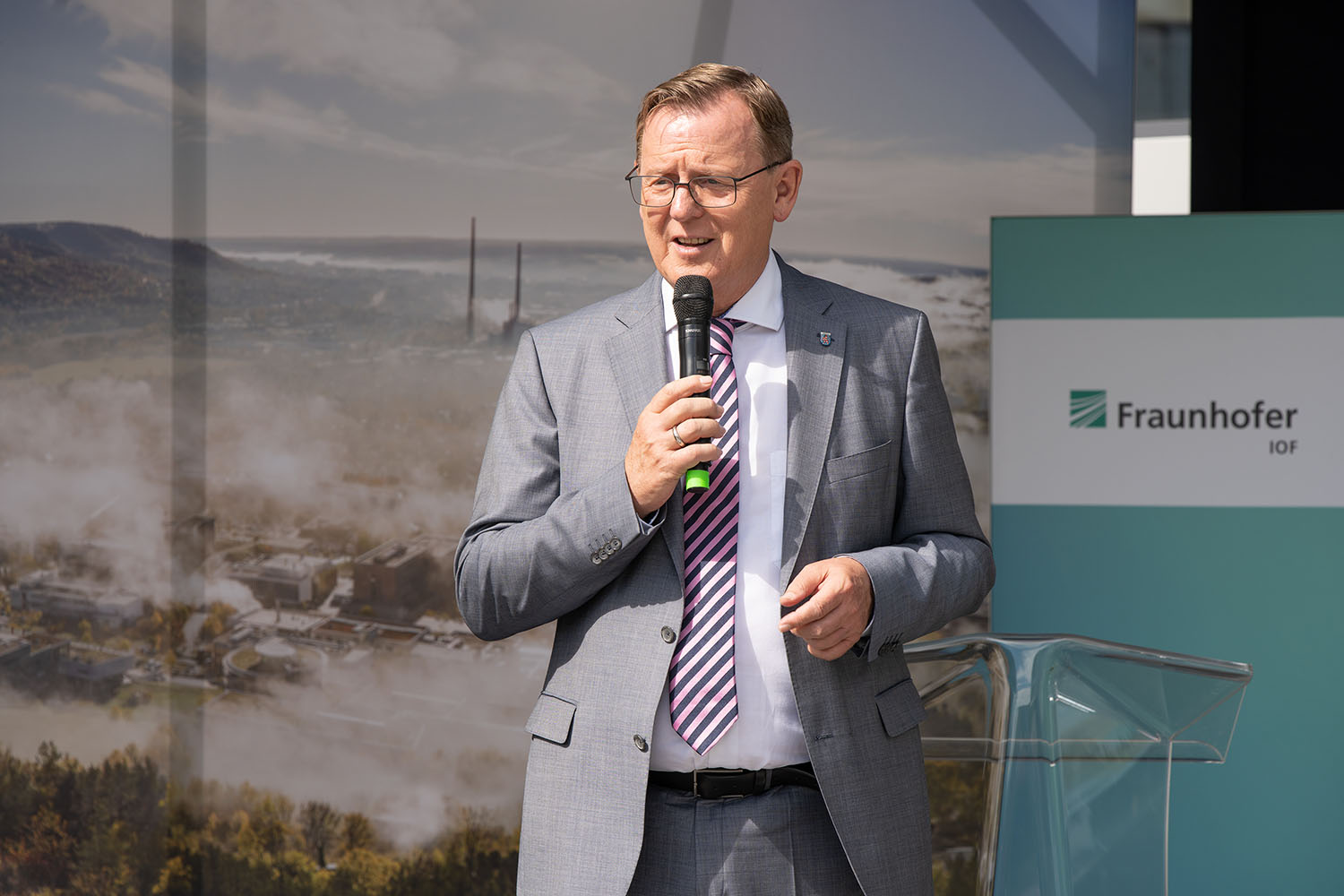Bodo Ramelow spricht bei der Grundsteinlegung für das neue Forschungsgebäude des Fraunhofer IOF.
