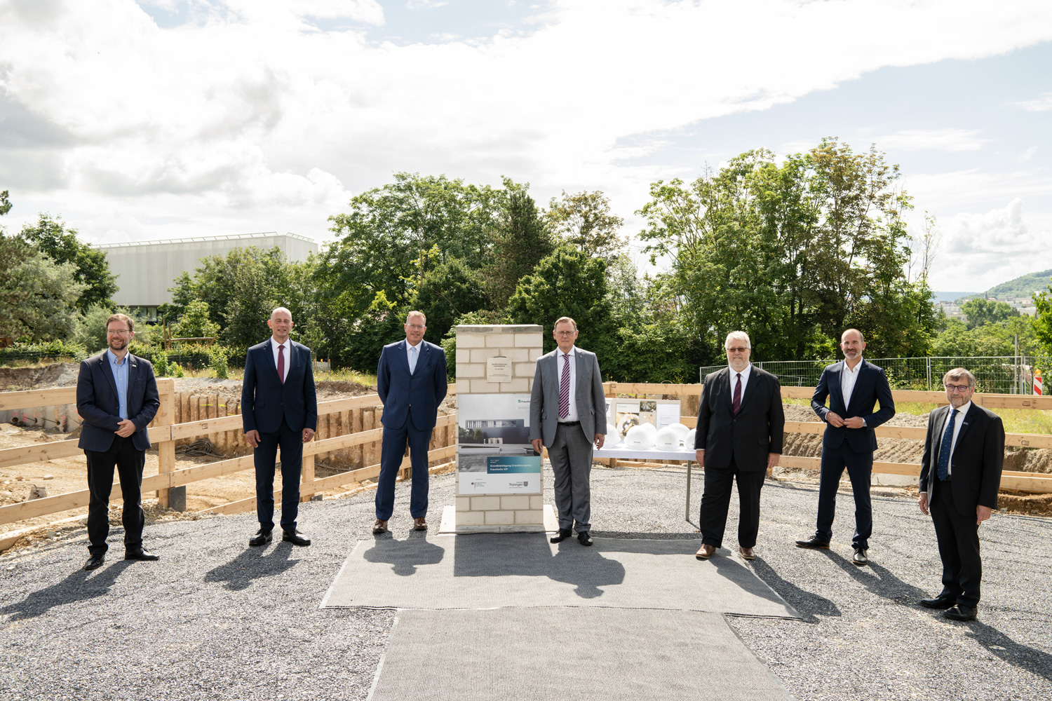 v.l.n.r.: Dr. Thomas Nitzsche (Oberbürgermeister der Stadt Jena), Wolfgang Tiefensee (Thüringer Wissenschaftsminister), Prof. Dr. Andreas Tünnermann (Institutsleiter), Bodo Ramelow (Thüringer Ministerpräsident), Dr. Herbert Zeisel (Bundesministerium für Forschung, Technologie und Raumfahrt), Dr. Raoul Klingner (Direktor Forschung der Fraunhofer-Gesellschaft), Prof. Dr. Walter Rosenthal (Präsident der Friedrich-Schiller-Universität Jena) Die genannten sieben Herren stehen neben der Baugrube für das neue Forschungsgebäude am Beutenberg Campus in Jena.