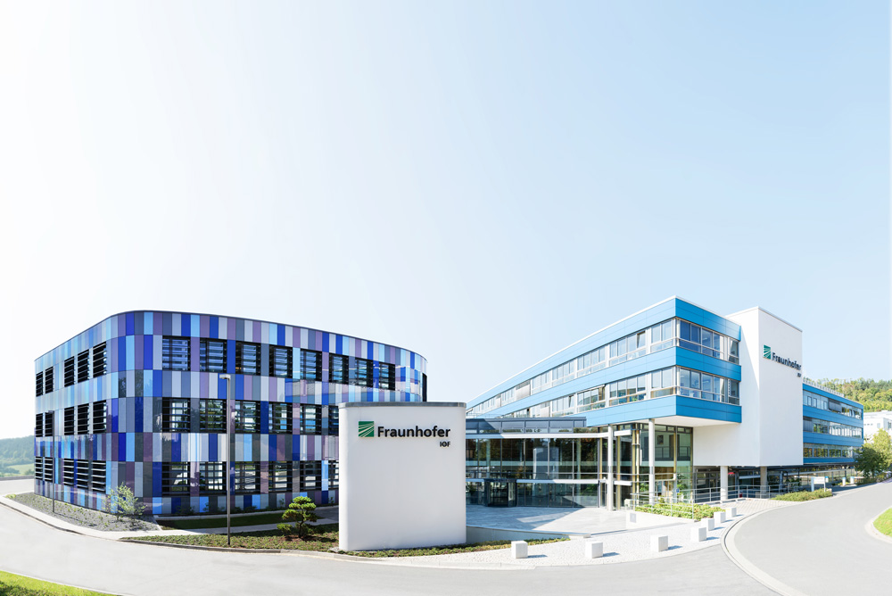 Das Institutsgebäude des Fraunhofer IOF auf dem Beutenberg Campus mit dem ersten (2002) und zweiten Bauabschnitt (2011).