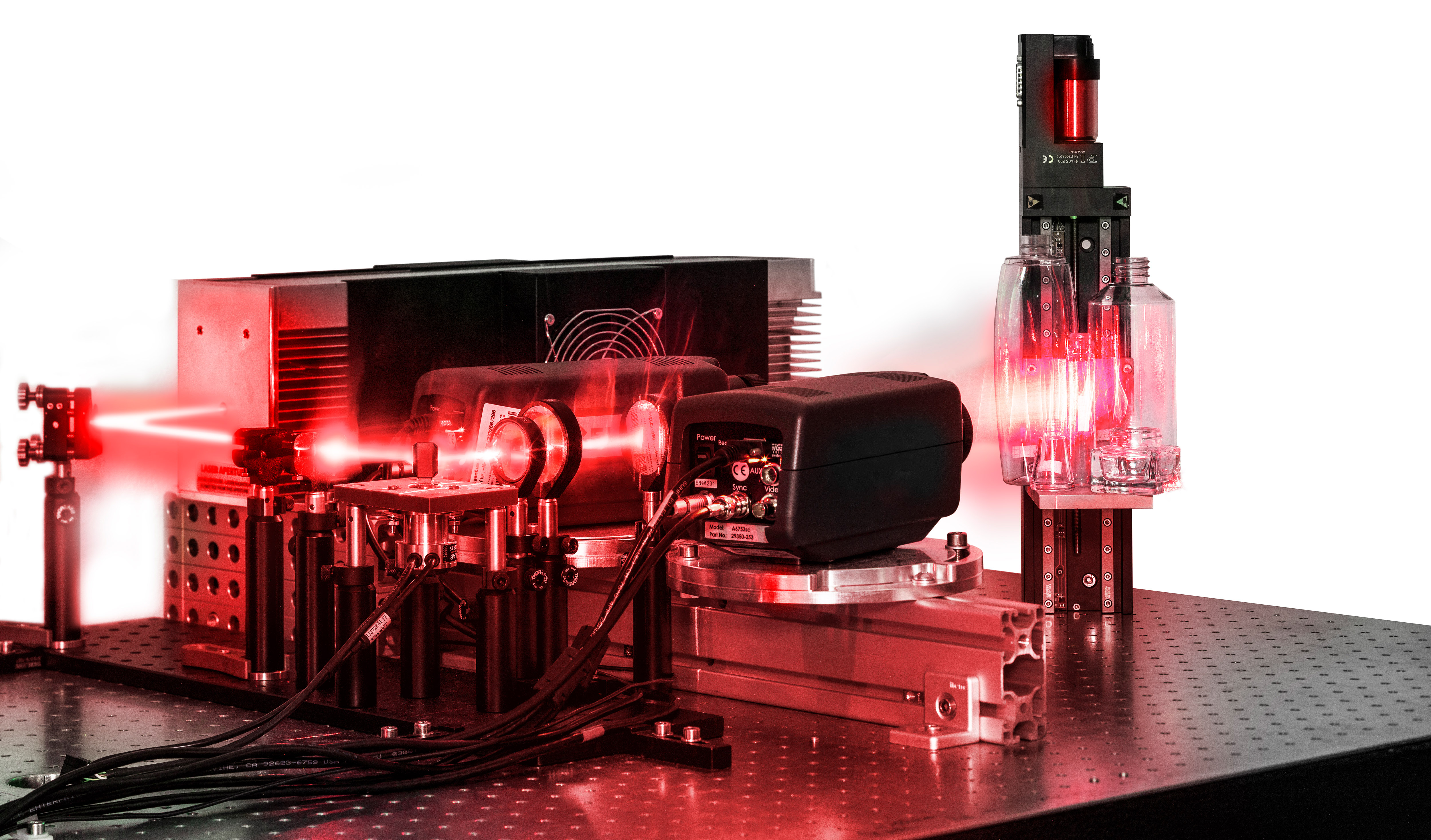 Laboraufbau zur Demonstration des MWIR-3D-Messprinzips: Ein Laser erzeugt mit Hilfe spezieller Optiken einen schmalen, energiereichen Streifen, der über das Messobjekt geführt wird. Zwei Wärmekameras zeichnen das emittierte Streifenmuster auf dem Messobjekt auf und liefern damit die Basis für die Errechnung der 3d-Punktwolke.