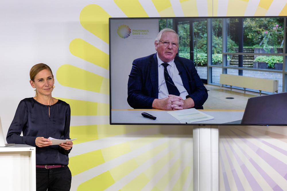 Konnte nicht live vor Ort ein, aber trug virtuell mit einer Keynote zu den »Photonics Days Jena« bei: Prof. Dr. Reinhard Genzel zusammen mit Moderatorin Ulrike Brandt-Bohne.