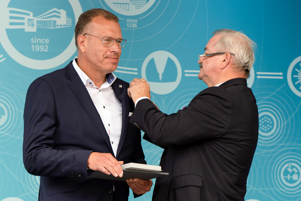 Präsident Prof. Neugebauer ehrte die besondere Verdienste von Institutsleiter Prof. Tünnermann und verlieh ihm die Ehrenmedaillie der Fraunhofer-Gesellschaft.