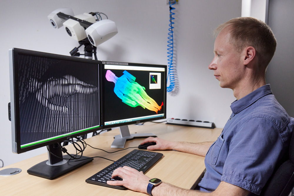 Der Sensor projiziert ein für das menschliche Auge unsichtbares Muster im Infrarot-Bereich auf den Körper.