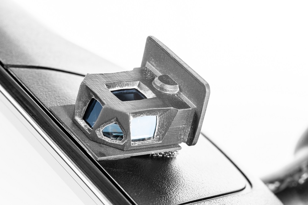 Nahaufnahme der miniaturisierten Weitwinkel-3D-Kamera an der Unterseite eines Rückspiegels.