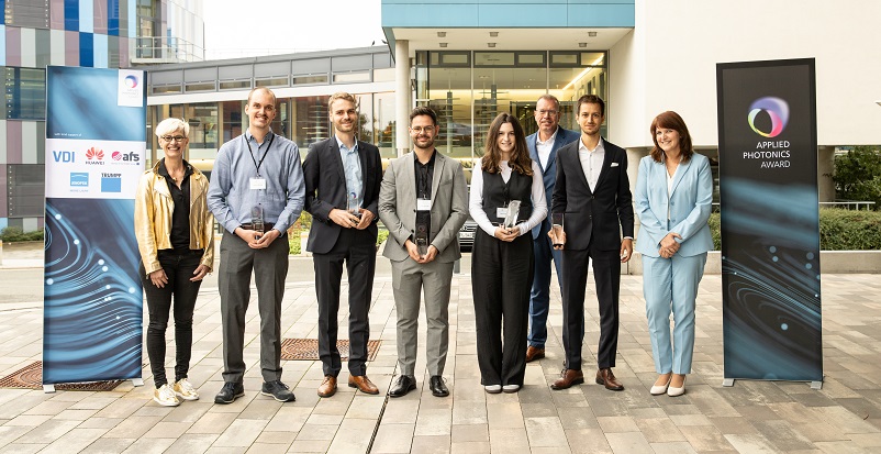 Die Preistragenden des Awards mit Prof. Kaysser-Pyzalla (links), Prof. Andreas Tünnermann (zweite Reihe) und Dr. Katja Böhler (rechts).