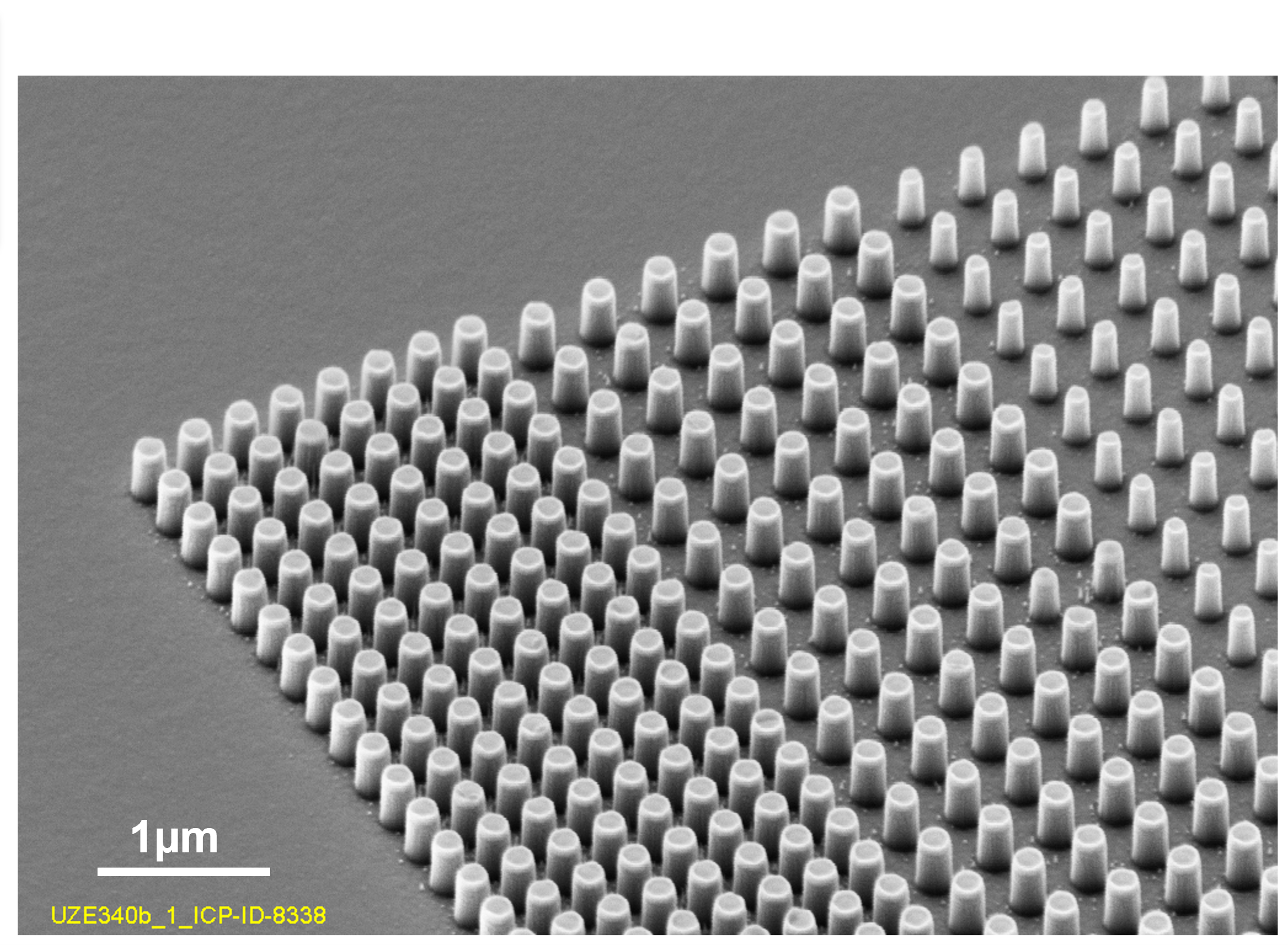 Zu sehen ist eine Art Rasteroberfläche mit unterschiedlich hohen Strukturen. Diese Strukturen wurden mit hoher Präzision und Effizienz mithilfe der Elektronenstrahllithographie realisiert.