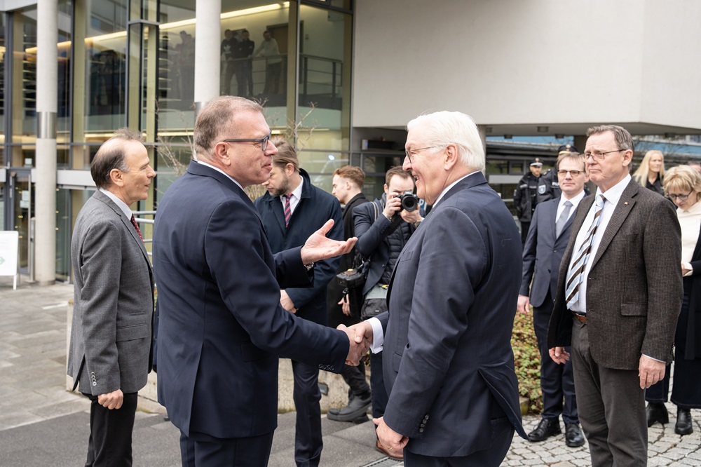 Der Bundespräsident wird von Institutsleiter Andreas Tünnermann in Empfang genommen.