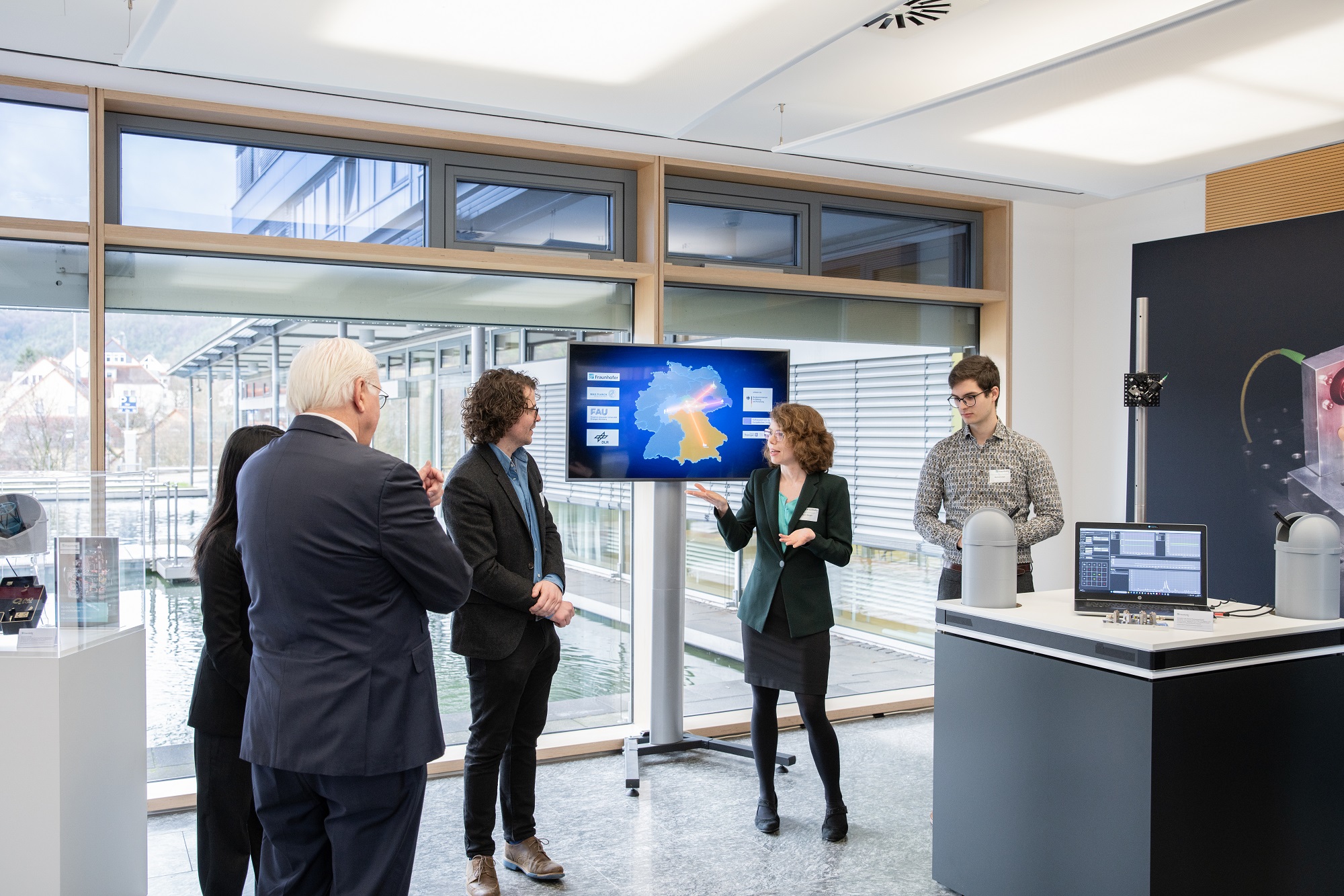 An der Themenstation Quantenkommunikation erfährt der Bundespräsident von den Forschenden mehr über die praktisch abhörsichere Kommunikation mit Licht.