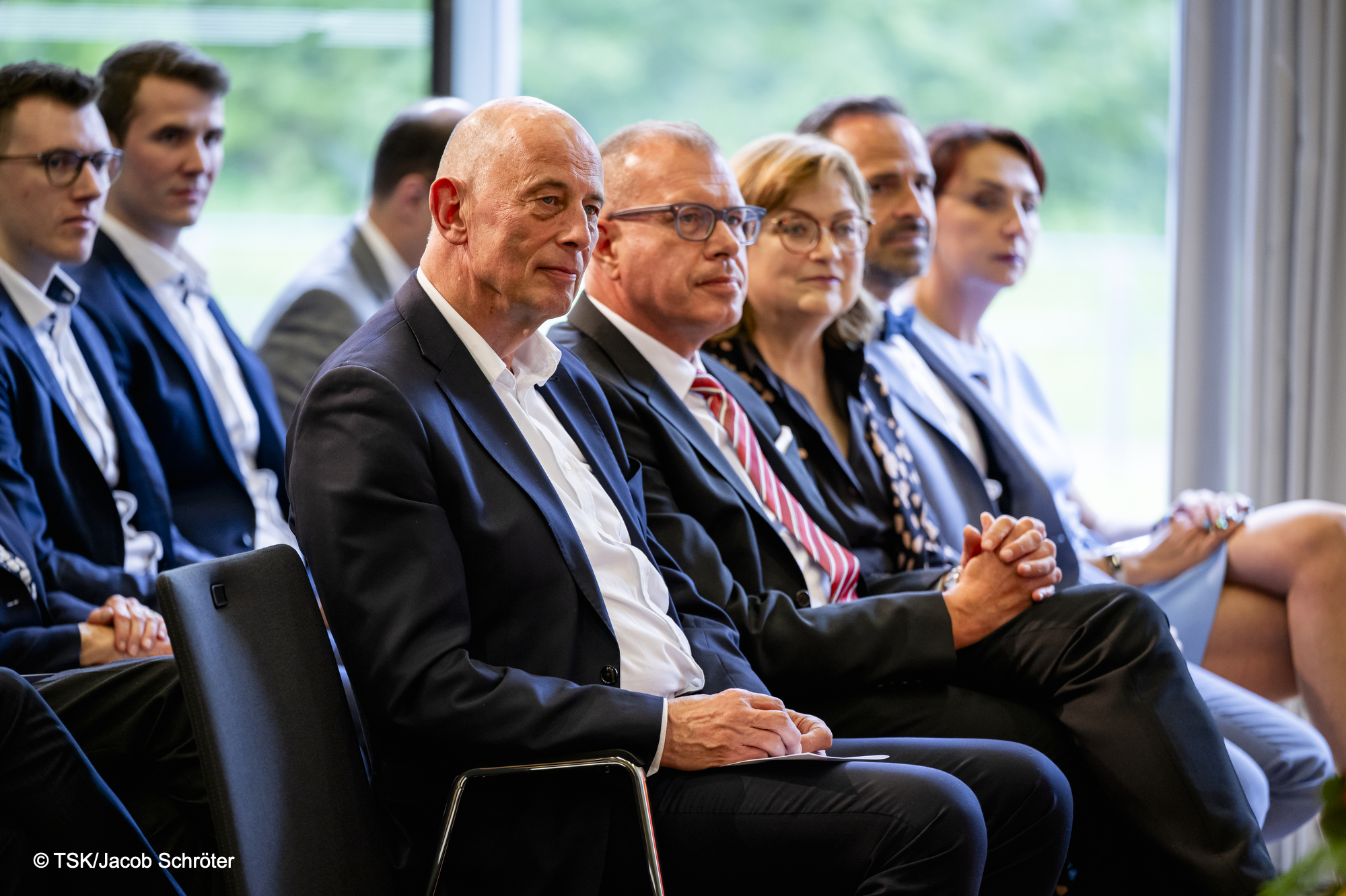 Andreas Tünnermann sitzt während des Festaktes in der ersten Reihe neben Thüringens Wissenschaftsminister Wolfgang Tiefensee.