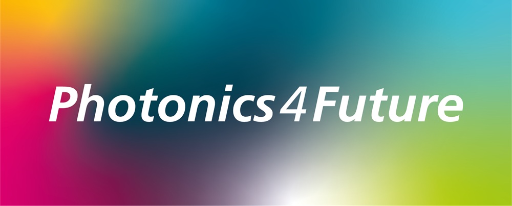 Ein bunter Farbverlauf und davor der weiße Schriftzug &quot;Photonics4Future&quot;.