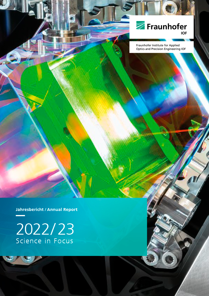 Cover des Fraunhofer IOF Jahresbericht 2022 mit einer Detailaufnahme eines Spektrometers für die weltraumbasierte Erdbeobachtung 
