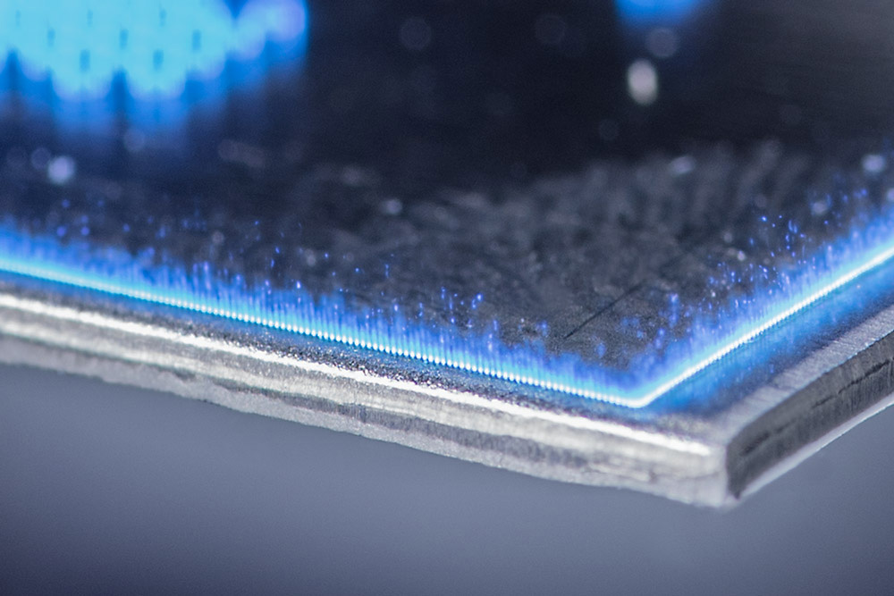 Laserpulse schießen auf die Materialoberfläche eines Mikrochips.