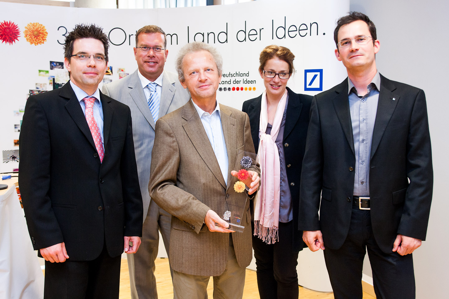 Preisverleihung durch Kay-Uwe Kerl von der Deutschen Bank (li.) und Juliane von Trotha von der Initiative Deutschland - Land der Ideen.