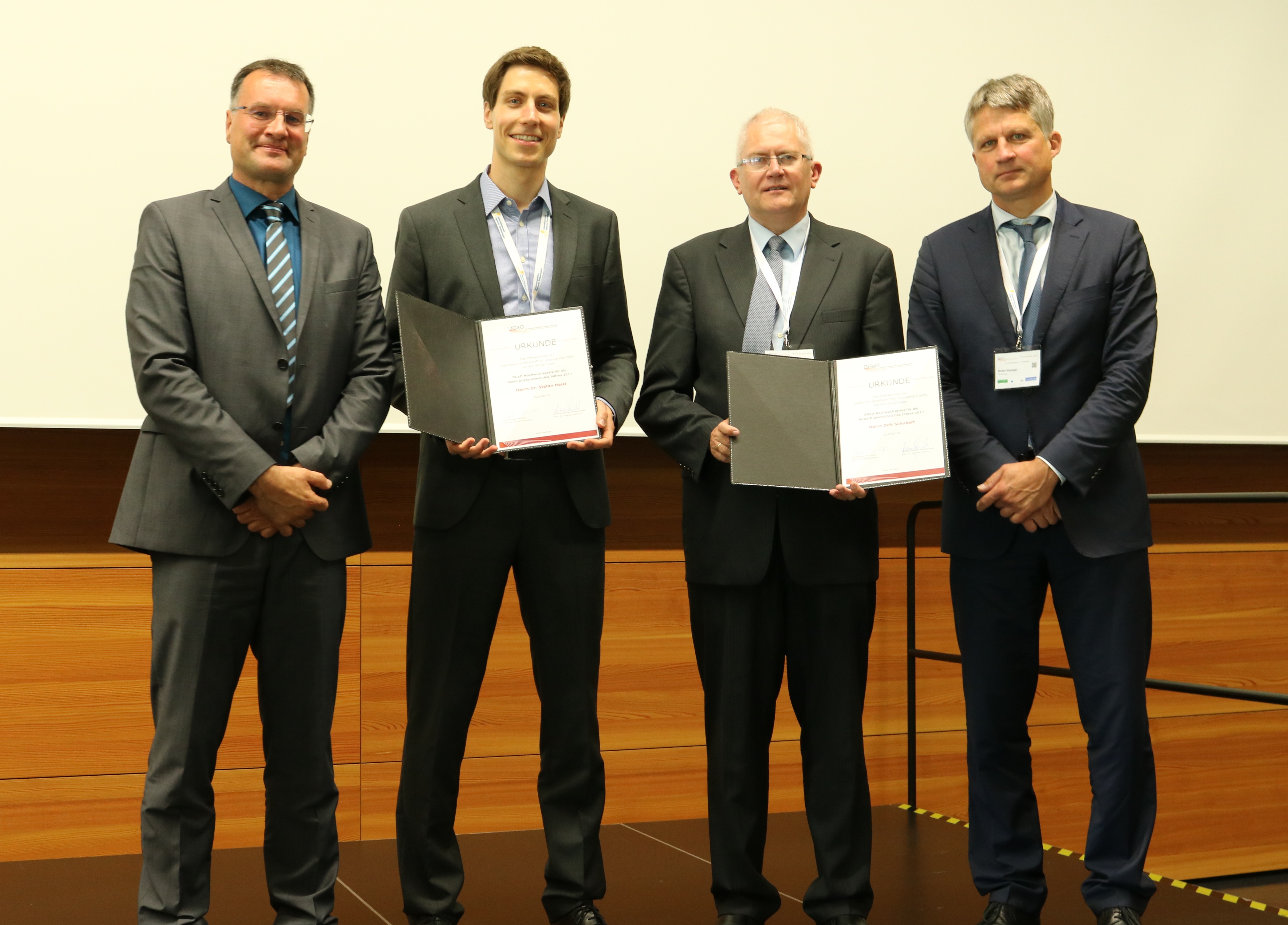 v. l. Andreas Heinrich (Mitglied Vorstand DGaO), Dr. Stefan Heist (Preisträger vom Fraunhofer IOF), Prof. Jürgen Czarske (Preisträger) und Prof. Stefan Sinzinger (Vorstandsvorsitzender DGaO)