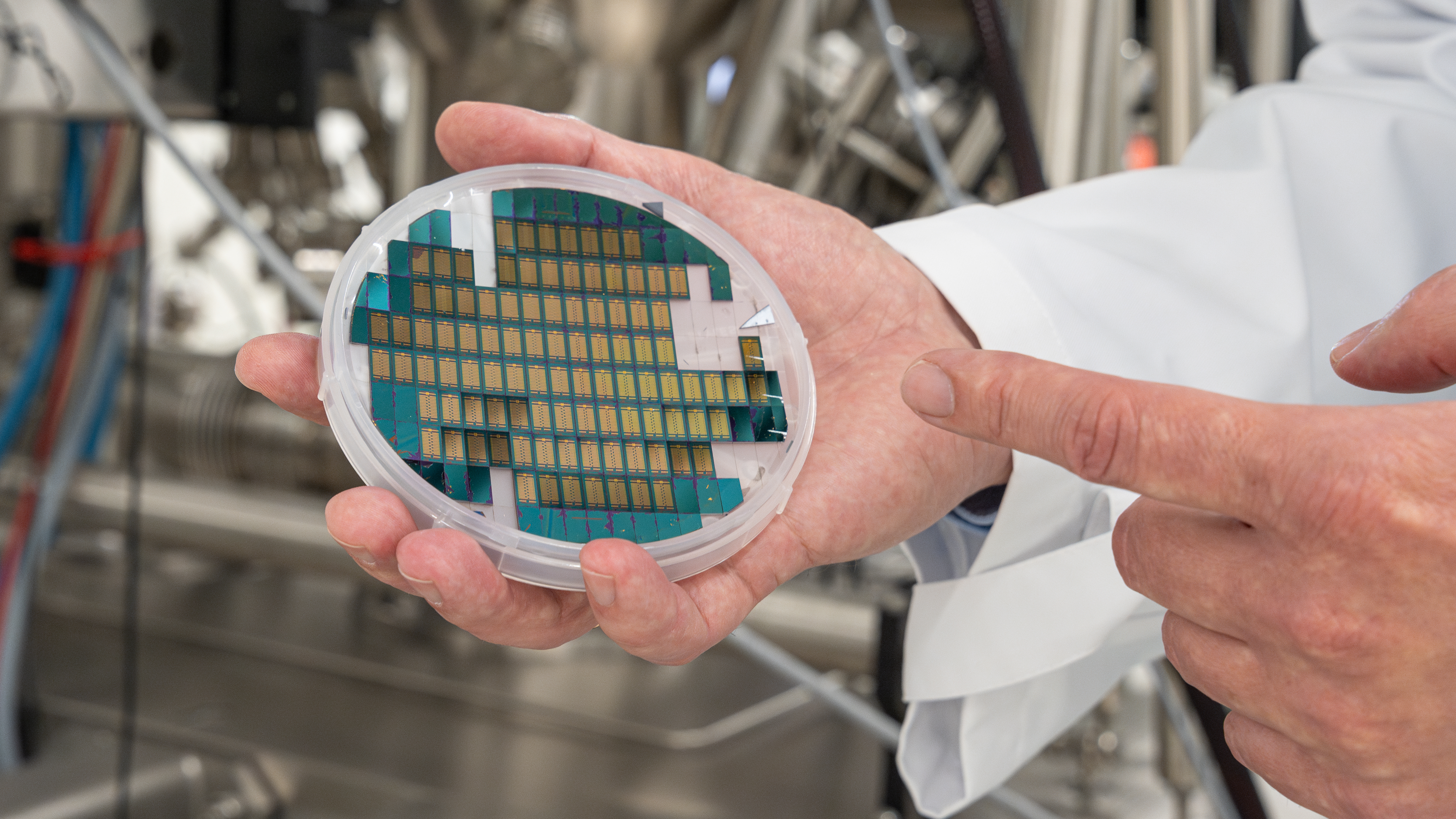 Der entwickelte Prozess ermöglicht eine industriekompatible und skalierbare Herstellung von maßgeschneiderten 2D-Materialien.