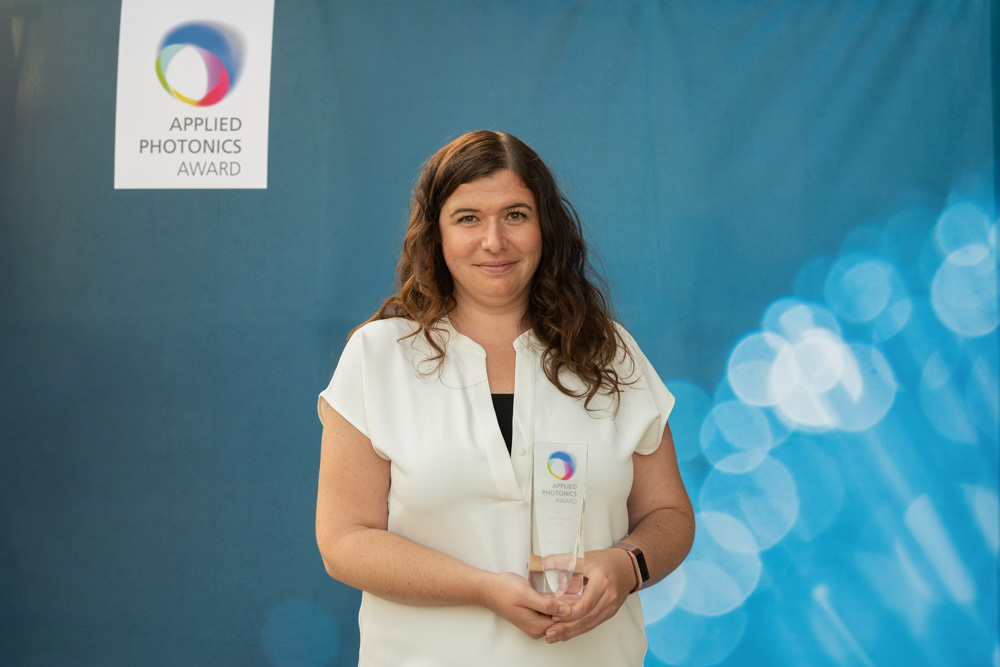 Nadja Felde trägt stolz den gläsernen Applied Photonics Award.