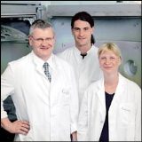 Die Preisträger Dr. Norbert Kaiser, Peter Munzert und Dr. Ulrike Schulz (von links) vom Fraunhofer IOF vor ihrer Beschichtungsanlage.