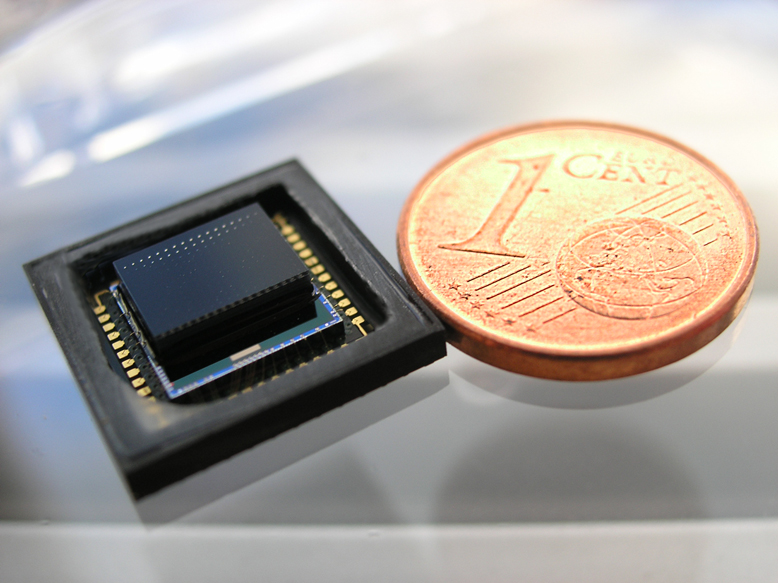 Demonstrator einer auf dem Facettenaugenprinzip basierenden Multiaperturkamera mit VGA-Auflösung und einer Optikbauhöhe von 1,4 mm.