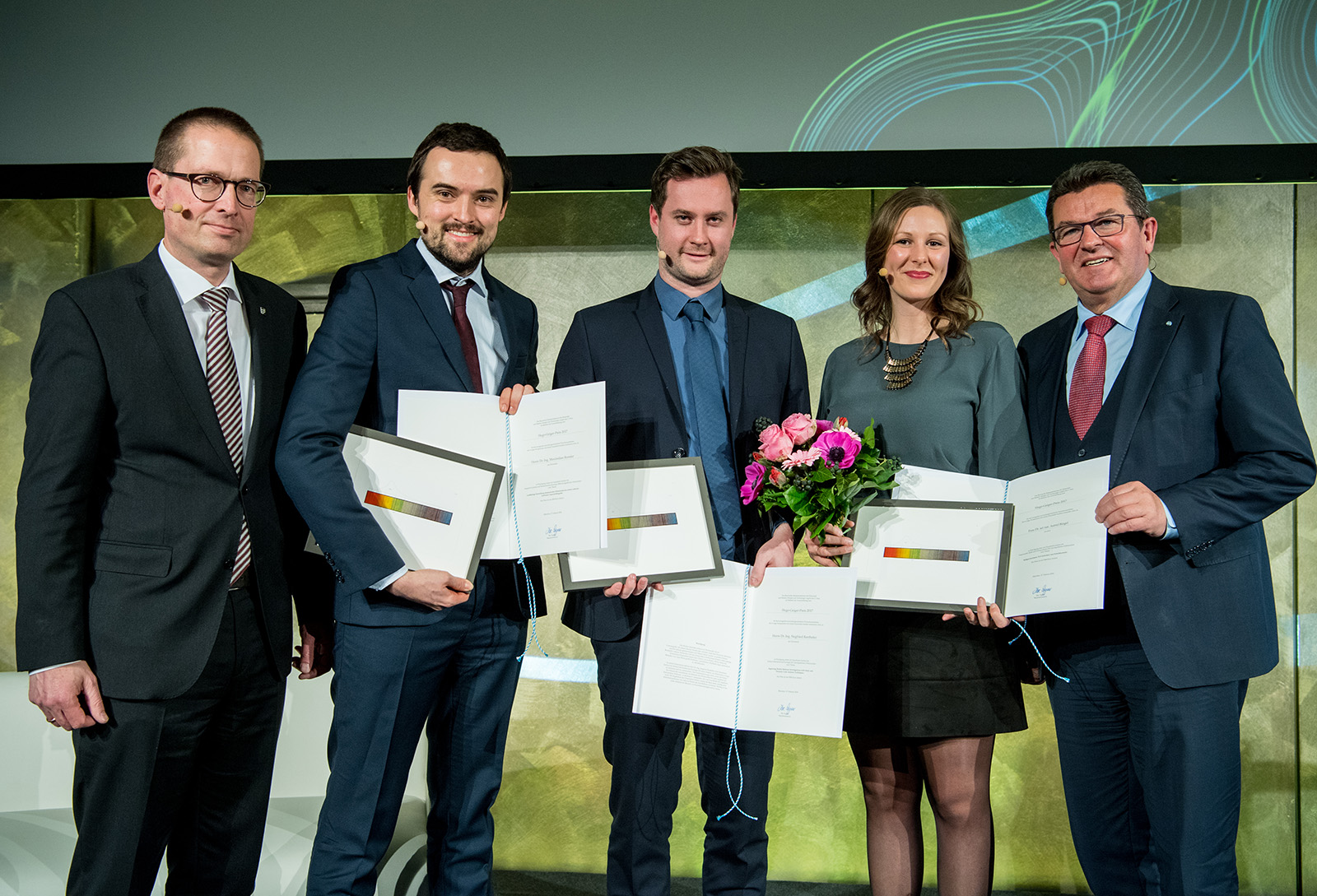 v. l. Prof. Georg Rosenfeld, Vorstand der Fraunhofer-Gesellschaft für den Bereich Technologiemarketing und Geschäftsmodelle, Dr.-Ing. Maximilian Rumler (3. Preis), Dr.-Ing. Siegfried Rasthofer (2. Preis), Dr. Astrid Bingel (1. Preis) und Franz Josef Pschierer, Staatssekretär im Bayerischen Staatsministerium für Wirtschaft und Medien, Energie und Technologie