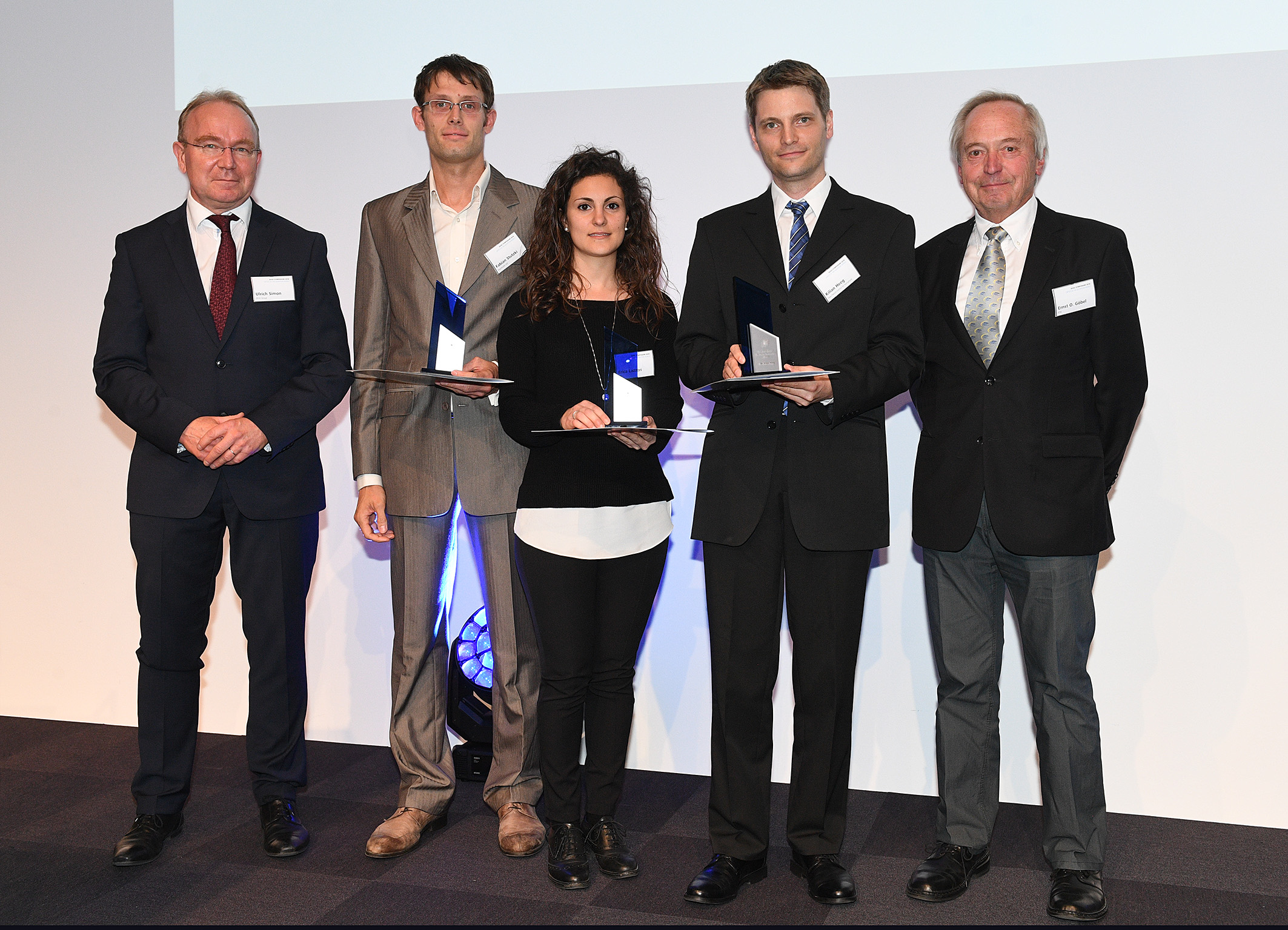 Dr. Irene Costantini (Europäisches Labor für nicht-lineare Spektroskopie, Florenz), Dr. Fabian Stutzki (Fraunhofer IOF, Jena) und Dr. Kilian Heeg (Max-Planck-Institut für Kernphysik, Heidelberg) mit Dr. Ulrich Simon (links) und Ernst O. Göbel (rechts). 