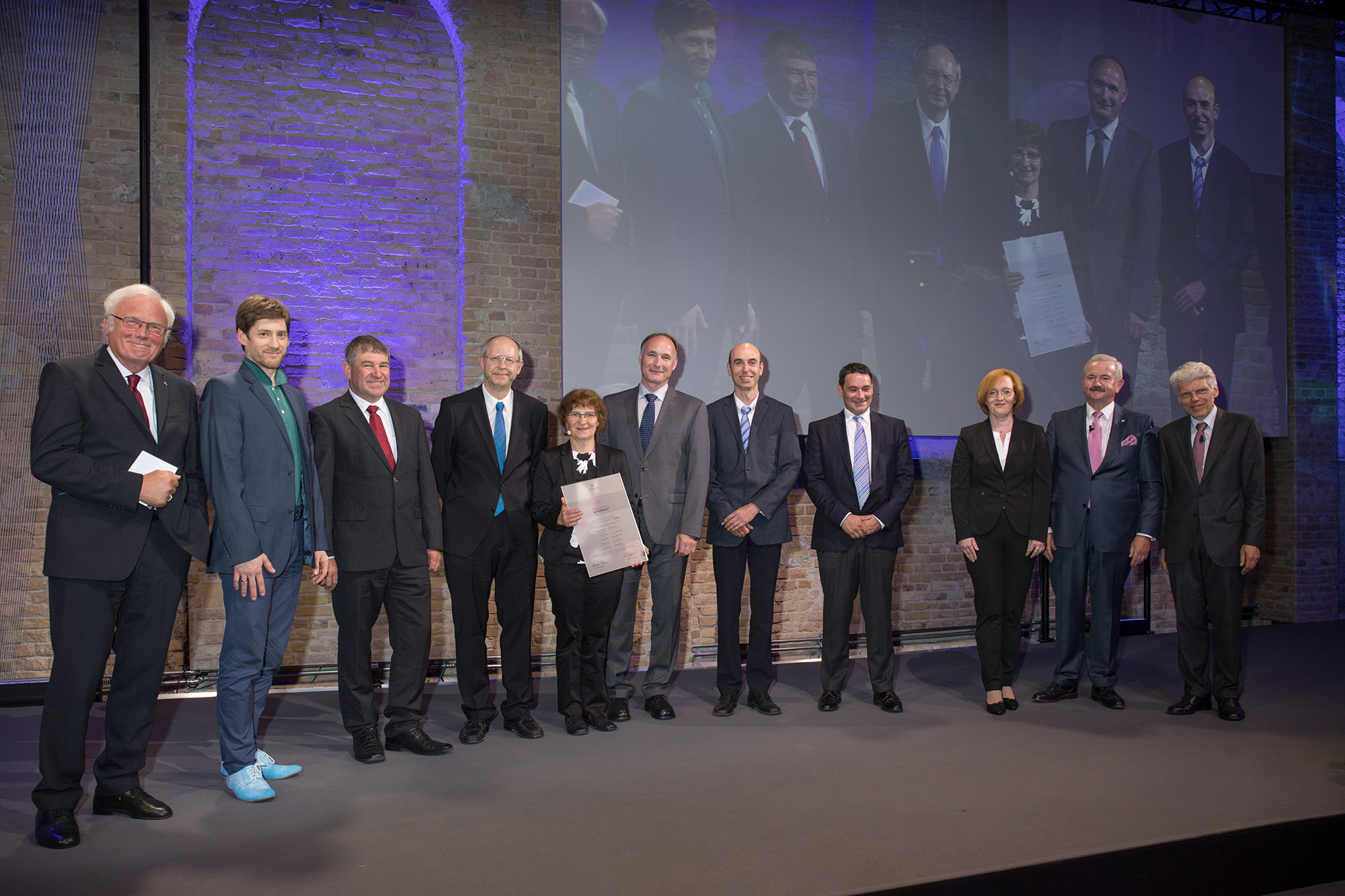 Das Team um Frau Dr. Ramona Eberhardt (Fünfte von links) bei der Preisverleihung 2018, welches mit Industriepartnern und der Universität Jena das Potenzial freiformoptischer Systeme erforscht, innovative Lösungen vorgestellt und die Fertigungsmethoden weiterentwickelt hat.