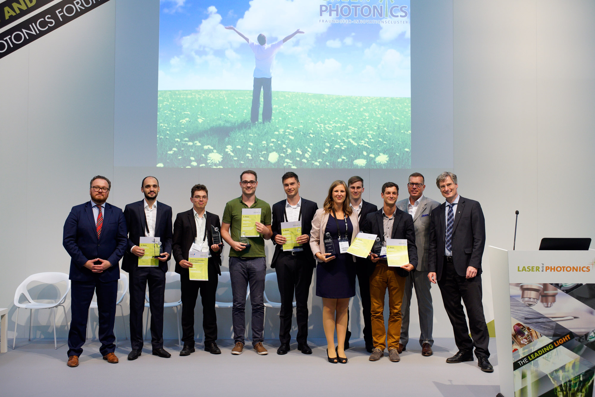 Preisträger mit den Jurymitgliedern Björn Böker (Leiter der Unternehmensentwicklung des VDI), Prof. Andreas Tünnermann und Dr. Patrick Heuer (Fraunhofer-Gesellschaft).