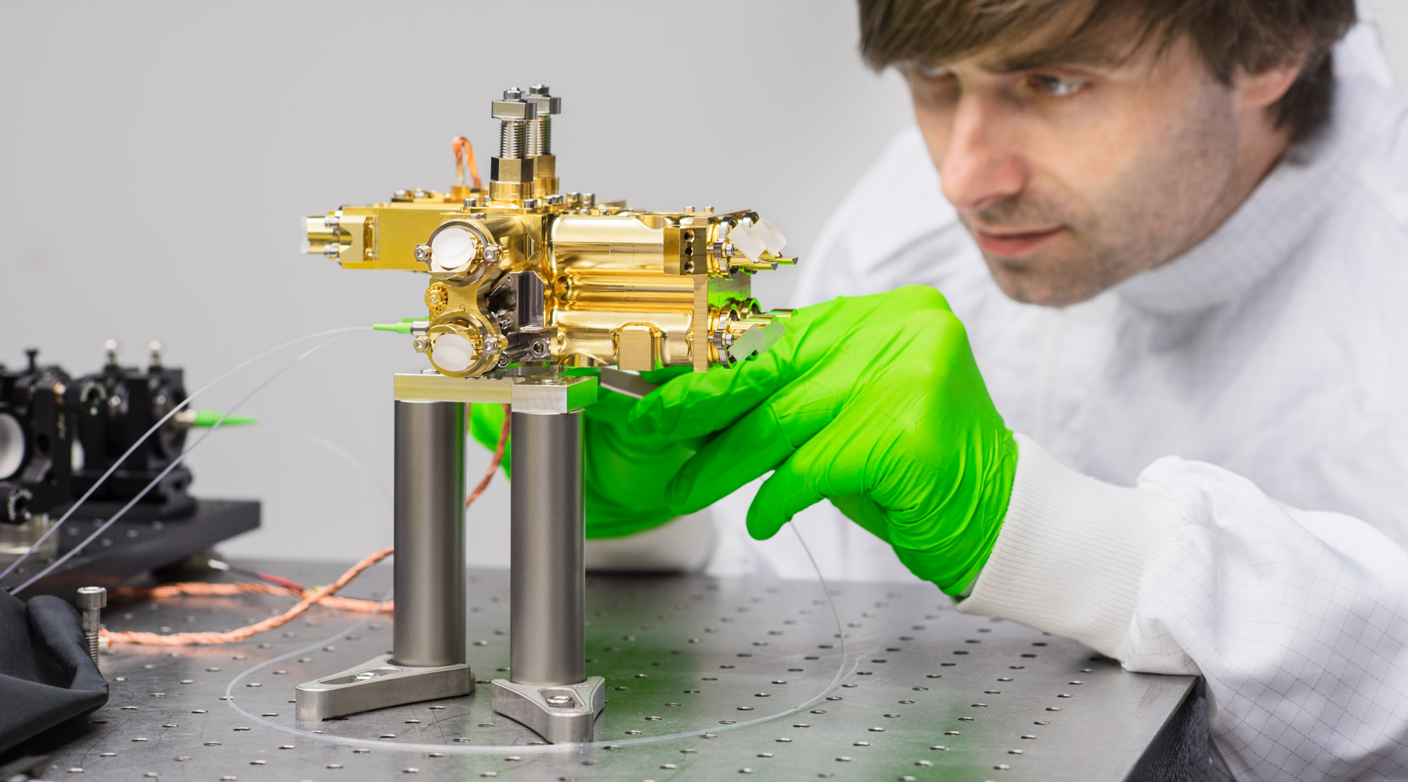 Wissenschaftler montiert Bauteile an der Photonenquelle