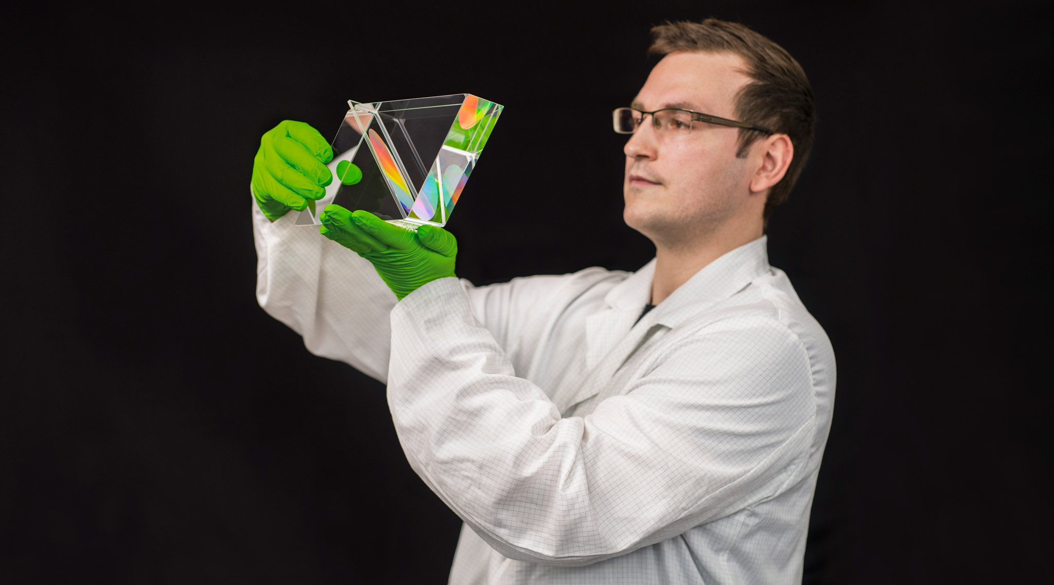 Forscher hält das durchsichtige Glas-GRISM in der Hand