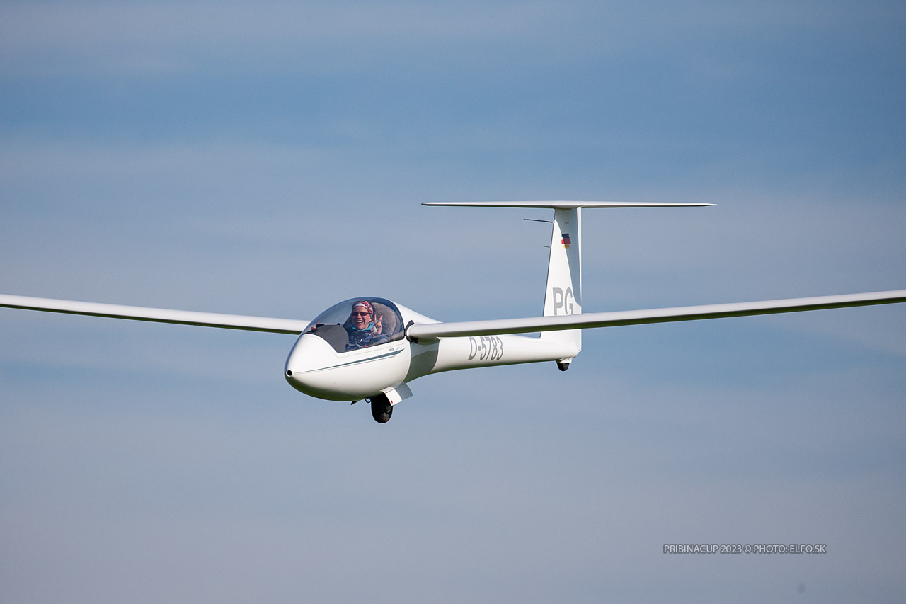 Flying without propulsion and with the power of nature alone – that’s what excites Carolin about gliding. 