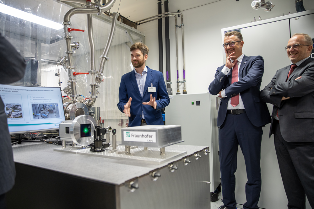 Minister of Science Christian Tischner (2nd from right) visits a laboratory at Fraunhofer IOF. 