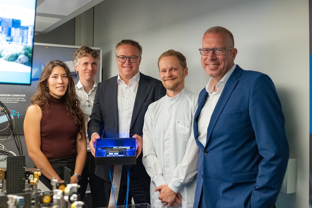 Minister President Mario Voigt (third from left) holds the Gaussian boson sampler, a key component for Germany&#39;s first quantum computer. 