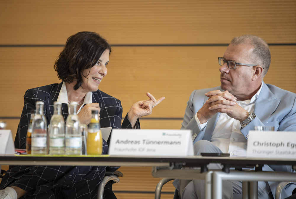 Minister of Economic Affairs Colette Boos-John in conversation with Institute Director Andreas Tünnermann. 