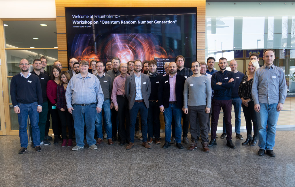 Group of about 30 participants in the reception area of Fraunhofer IOF.