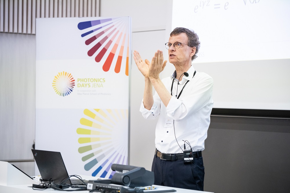 With his keynote, Prof. Dr. Michael Totzeck reminded us that Abbe laid the foundation for every modern optical instrument 150 years ago with his formula for the resolution limit.