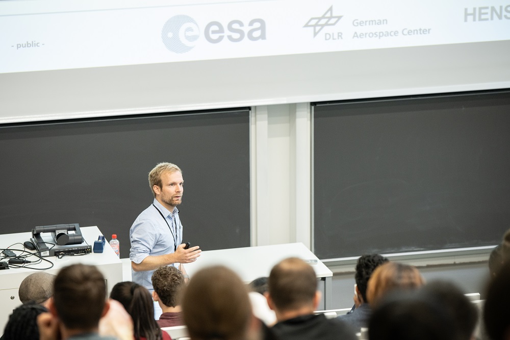 In his talk, Dr. Henrik von Lukowicz spoke about the instrument GALA, which was co-developed for the esa mission JUICE by researchers from Jena.