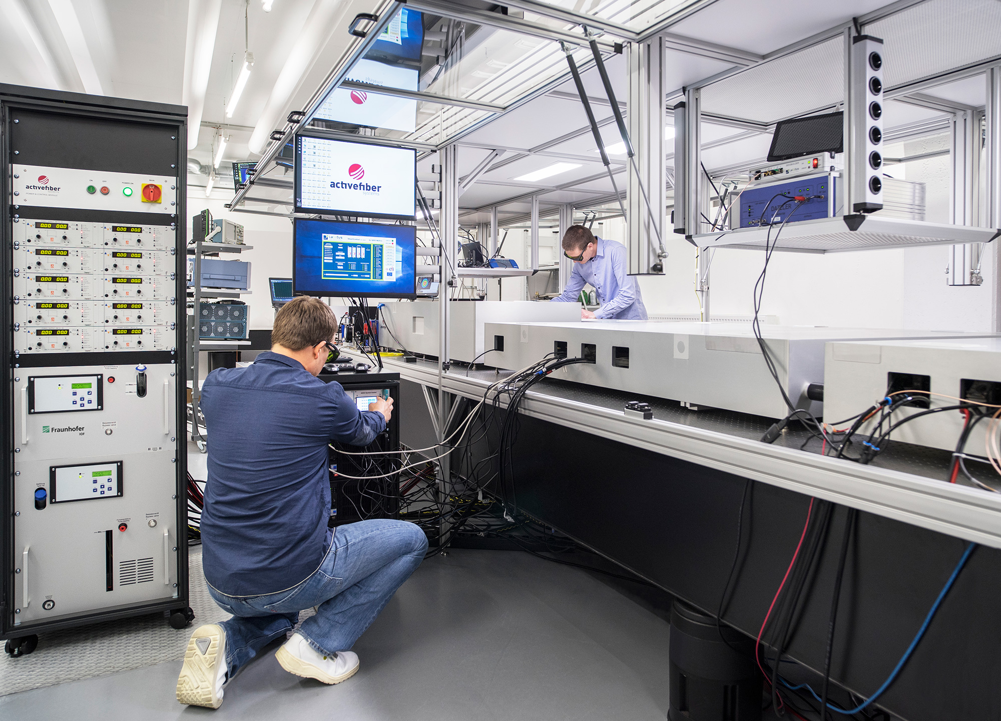 The team in Jena developed the world-record laser system based on a fs-fiber laser and two nonlinear compression stages. 