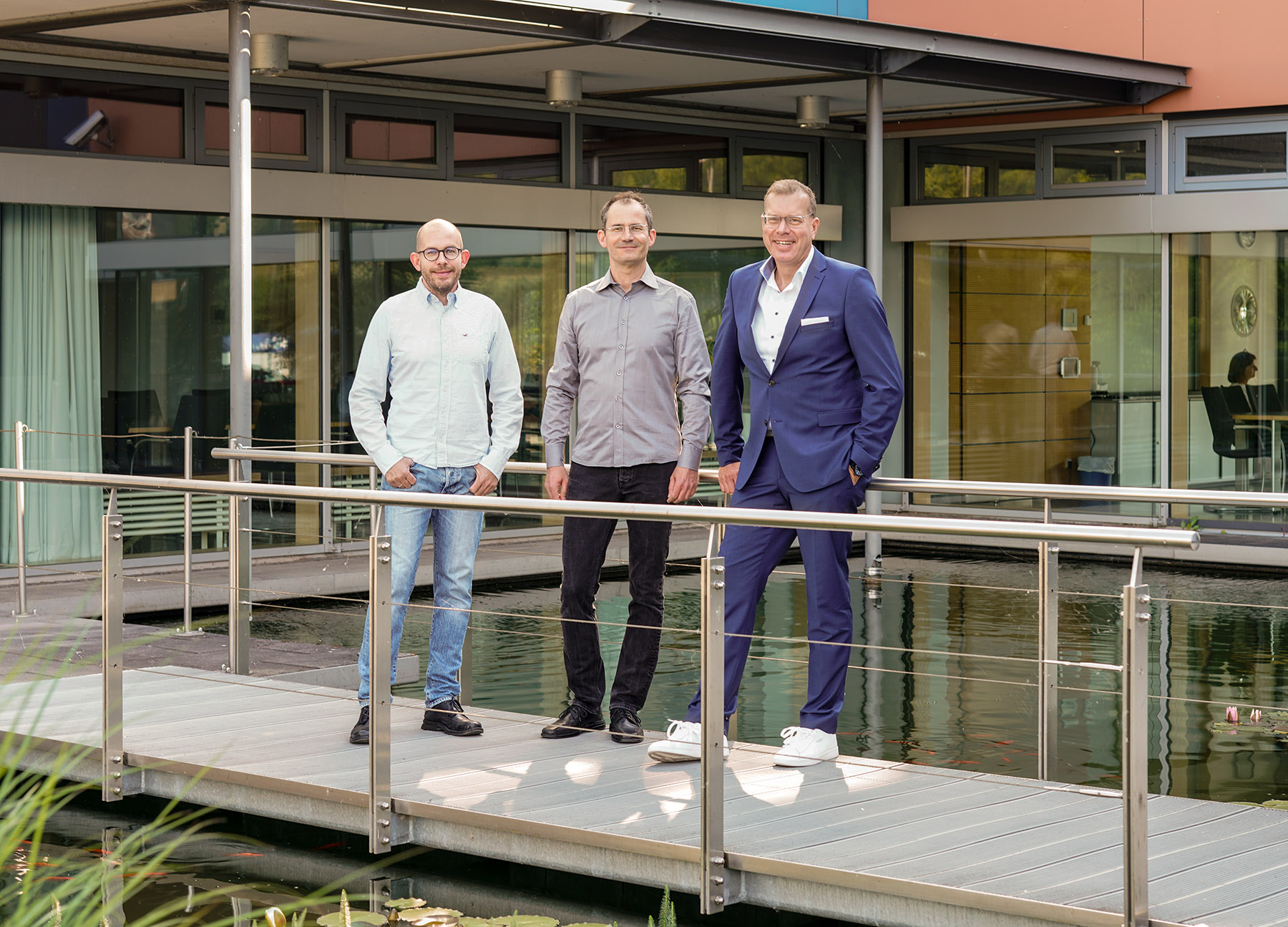 Andreas Tünnermann, Director of Fraunhofer IOF (right) together with Jacques Duparré (left) and Frank Wippermann from &quot;mcd&quot;. 