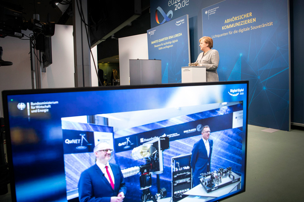 German Chancellor Angela Merkel at the Digital Summit 2020 in conversation with Prof. Tünnermann (Fraunhofer IOF) and Prof. Hauswirth (Fraunhofer FOKUS).