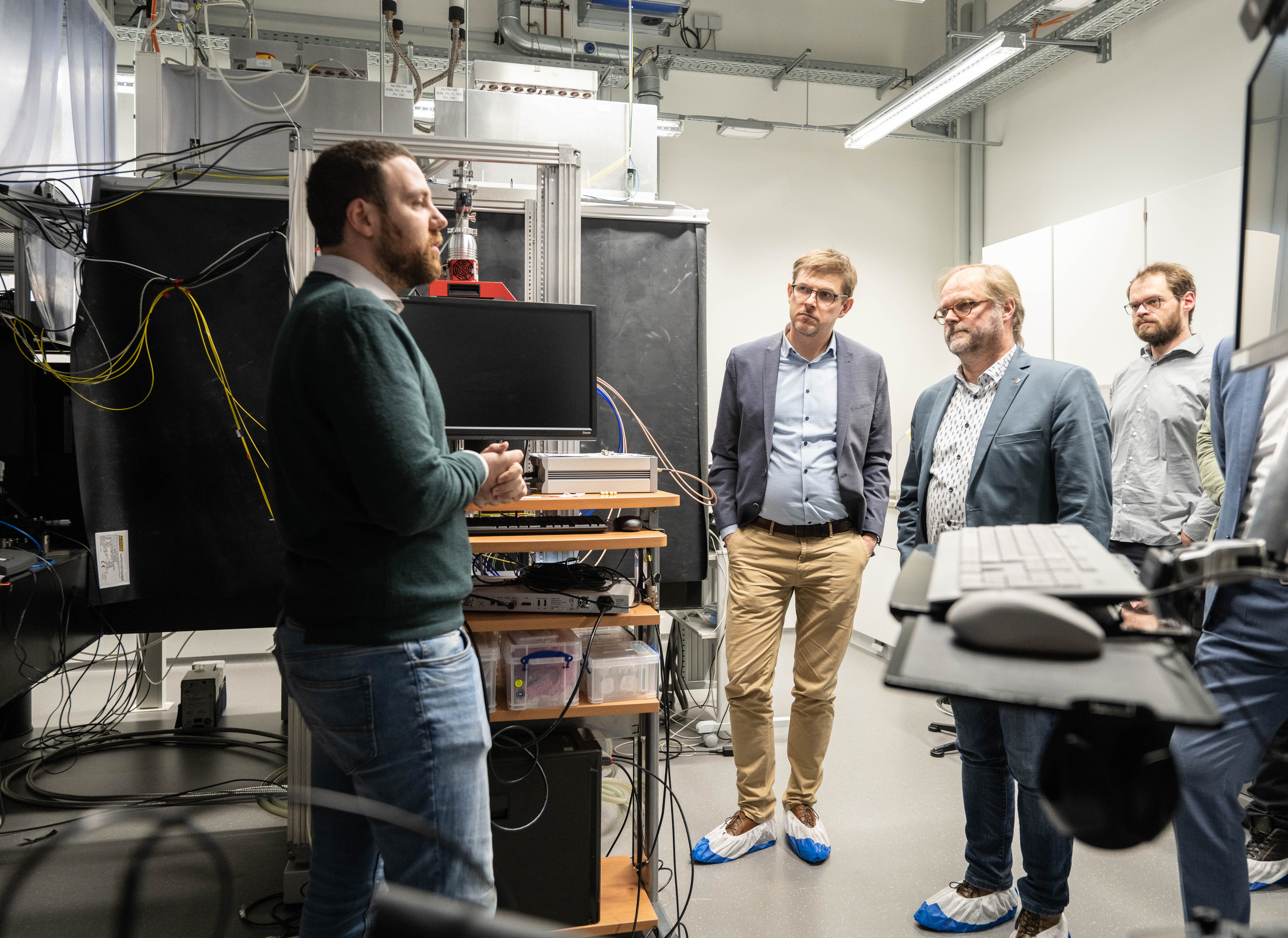 Together with Andreas Tünnermann, the delegation of MEPs visited the labs for tap-proof quantum communication of the Fraunhofer IOF in Jena.