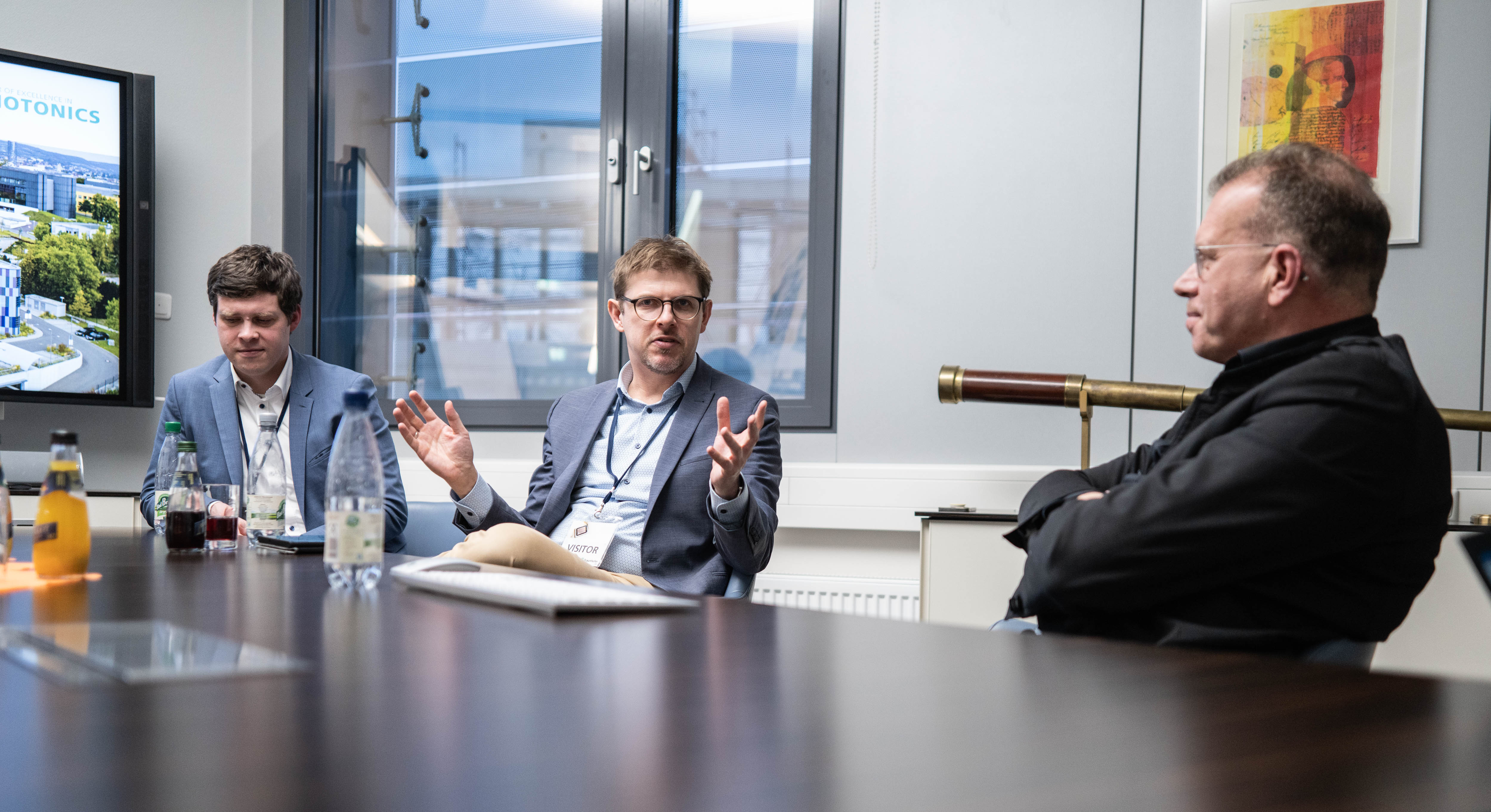 Members of Parliament Lutz Liebscher and Matthias Ecke (f. l. t. r.) in conversation with Andreas Tünnermann