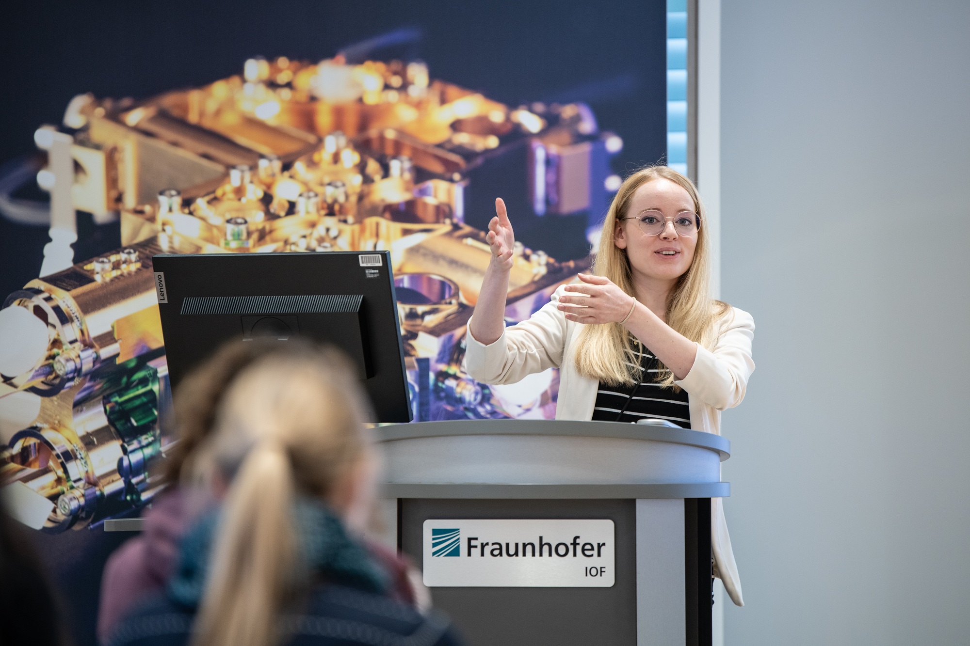 Presentation on job opportunities in the world of qantum and light at Fraunhofer Science campus at Fraunhofer IOF.