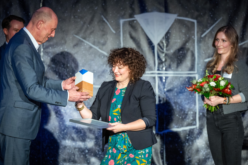 Claudia Reinlein receives the ThEx AWARD from Wolfgang Tiefensee.