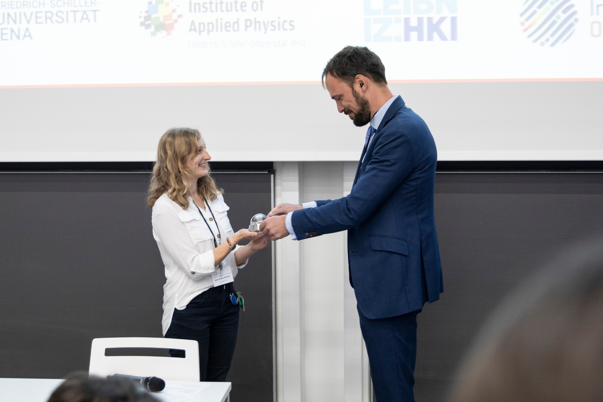Dr. Raoul Christoph (right) presents the award as representative of the Siegfried Werth Foundation.